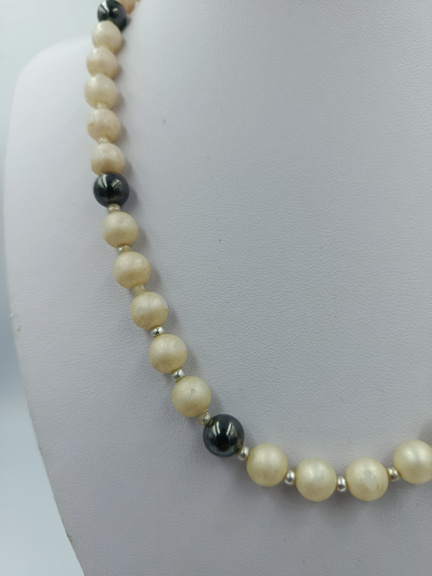 Perlenkette Creme Grau mit silberfarbenen Akzenten