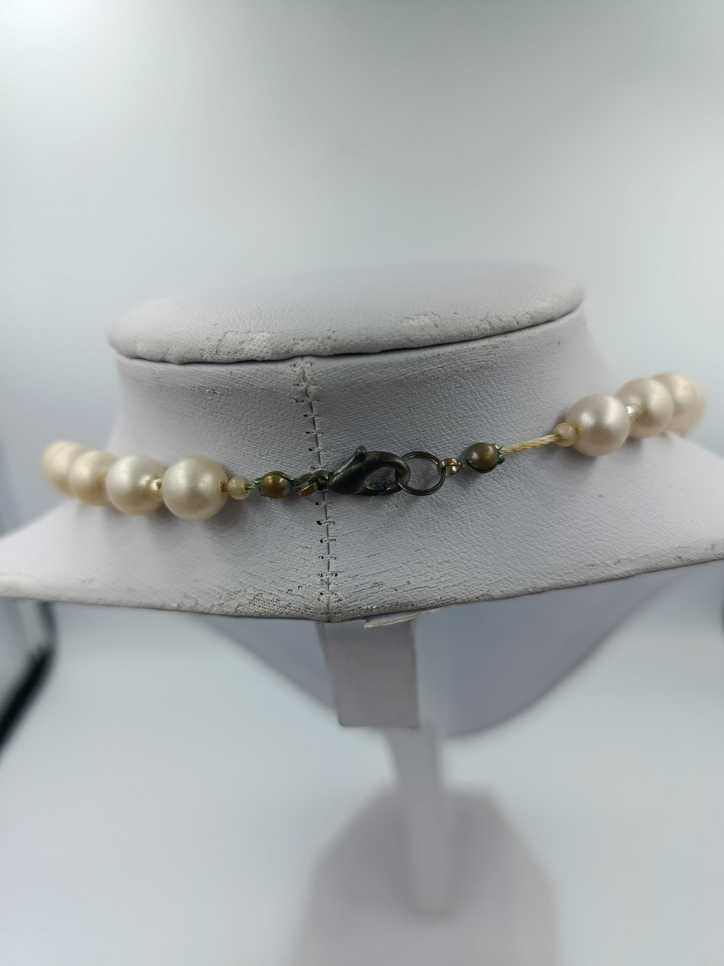 Perlenkette Creme Grau mit silberfarbenen Akzenten