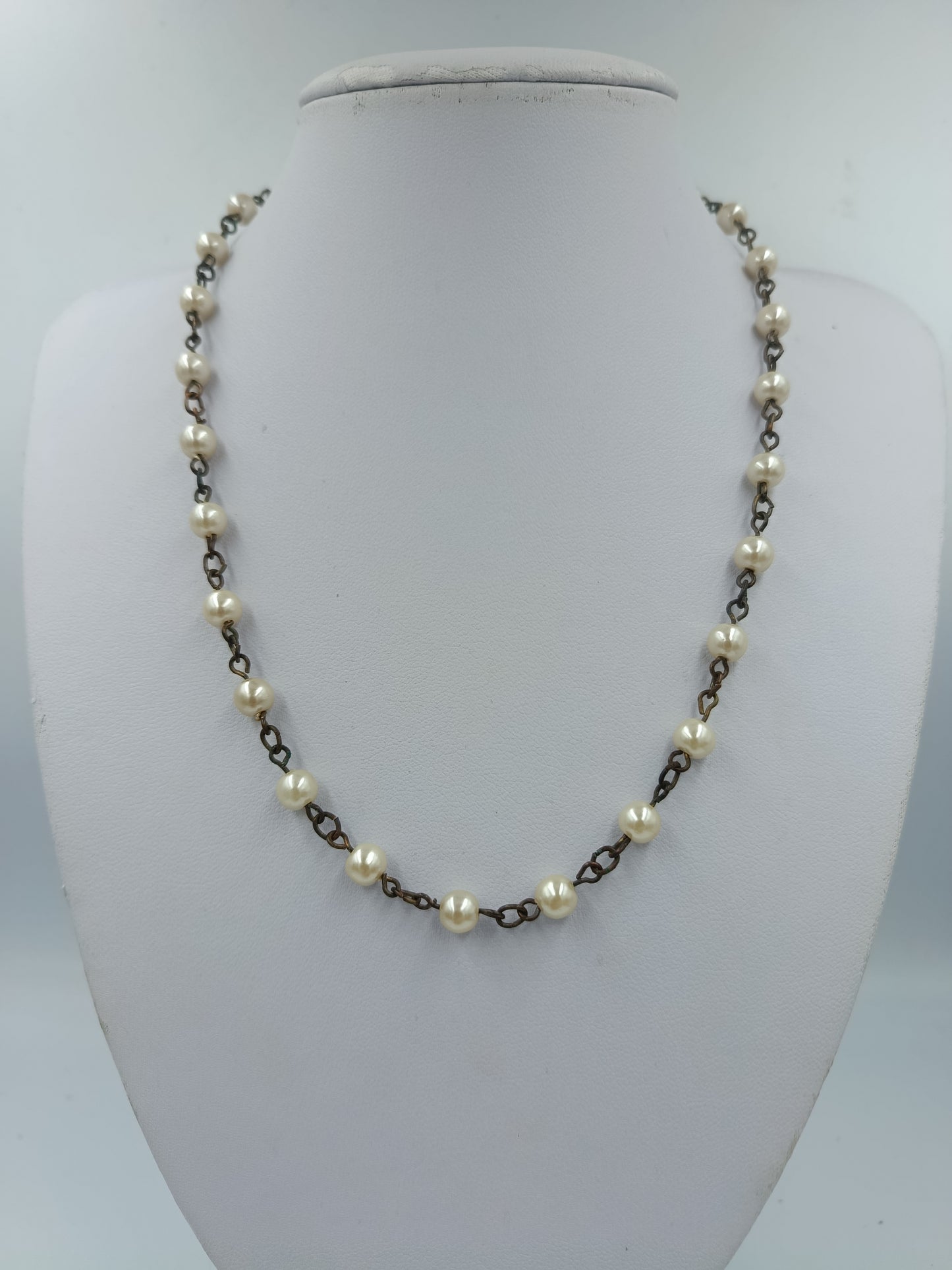 Elegante Perlenkette mit dunkler Gliederkette im Vintage Stil