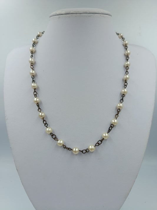 Elegante Perlenkette mit dunkler Gliederkette im Vintage Stil