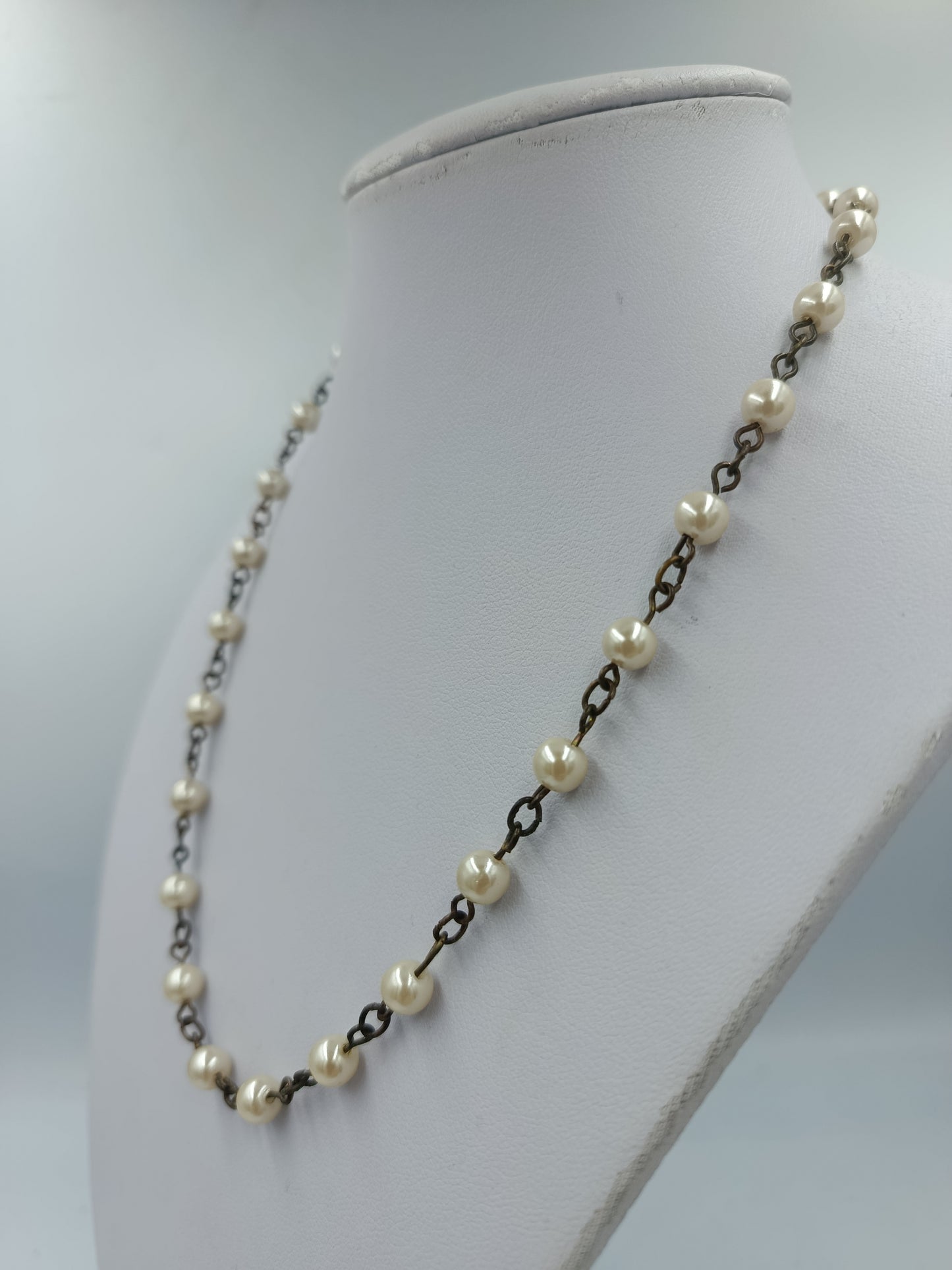 Elegante Perlenkette mit dunkler Gliederkette im Vintage Stil