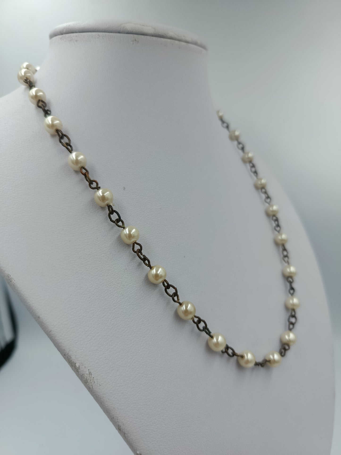 Elegante Perlenkette mit dunkler Gliederkette im Vintage Stil