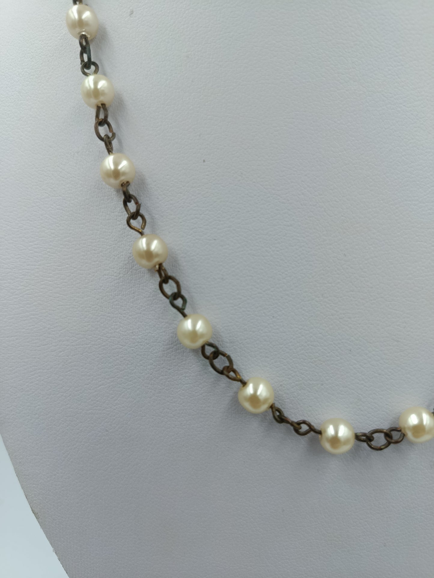 Elegante Perlenkette mit dunkler Gliederkette im Vintage Stil