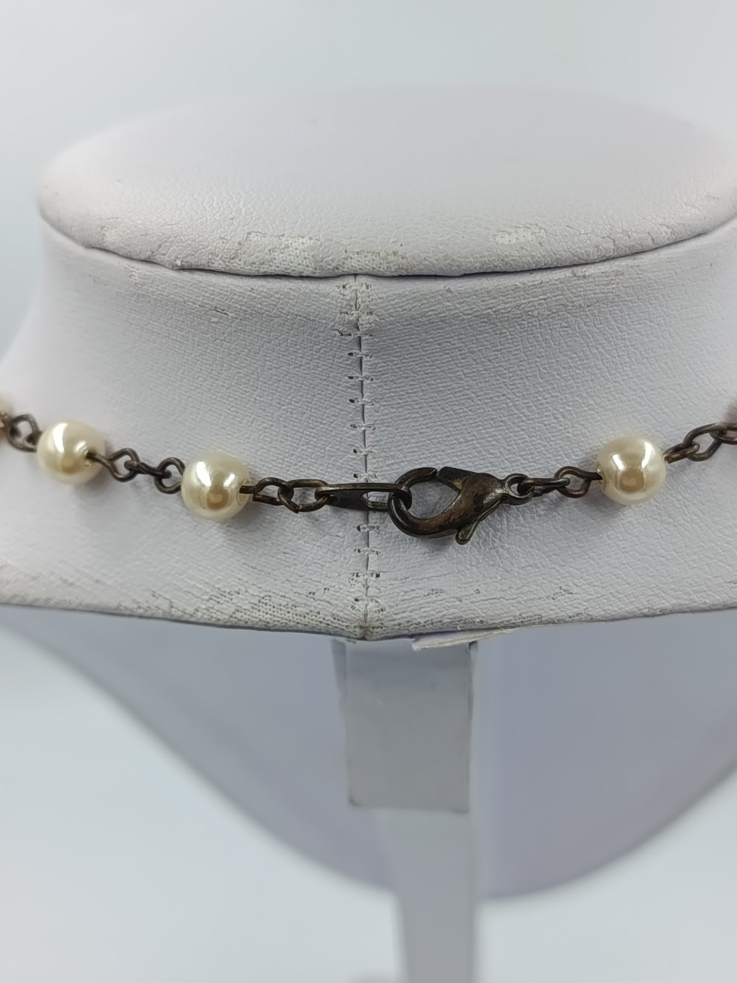 Elegante Perlenkette mit dunkler Gliederkette im Vintage Stil