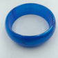 Retro Armreif in kräftigem Blau aus Kunststoff im Vintage Stil