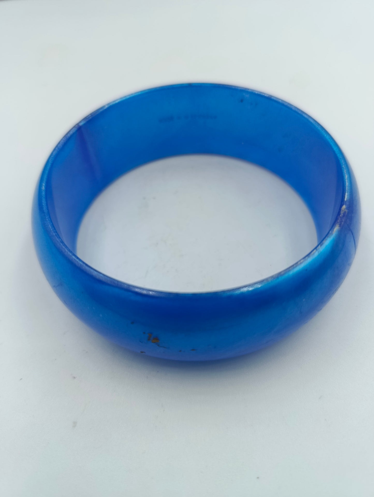 Retro Armreif in kräftigem Blau aus Kunststoff im Vintage Stil