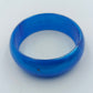 Retro Armreif in kräftigem Blau aus Kunststoff im Vintage Stil