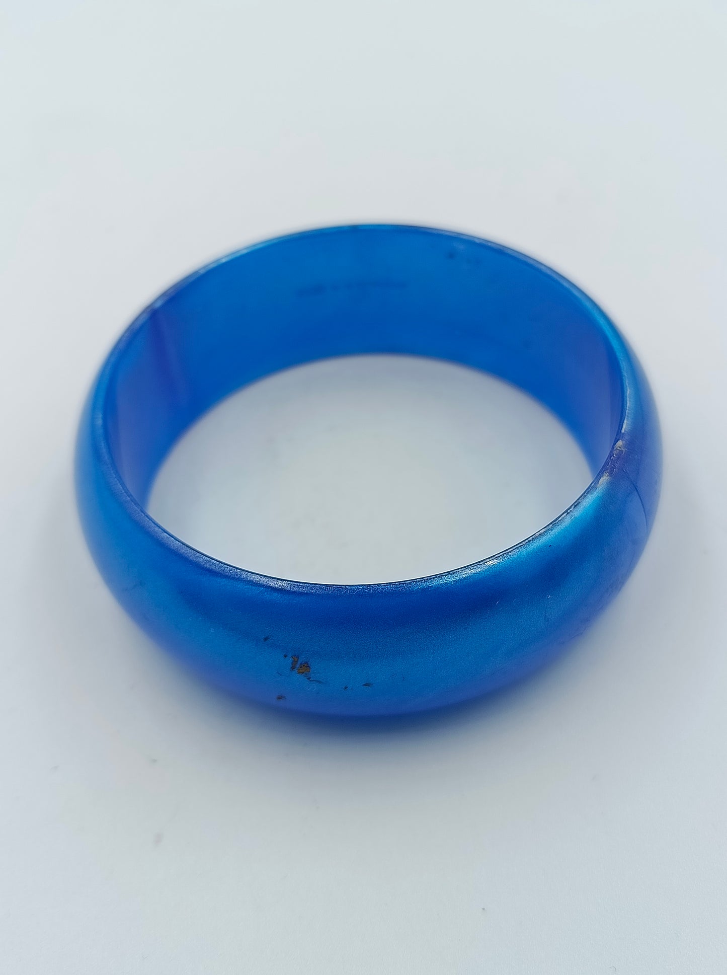 Retro Armreif in kräftigem Blau aus Kunststoff im Vintage Stil