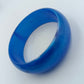 Retro Armreif in kräftigem Blau aus Kunststoff im Vintage Stil