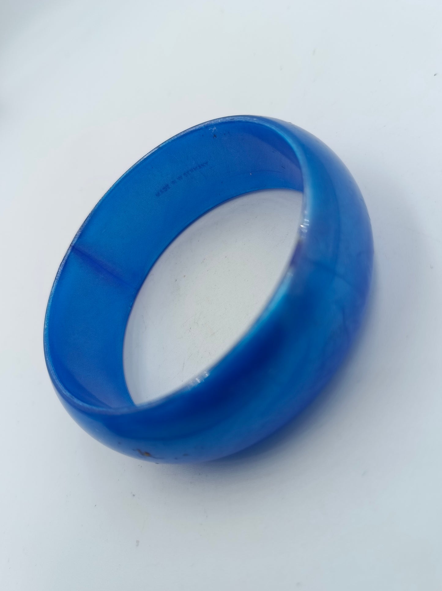 Retro Armreif in kräftigem Blau aus Kunststoff im Vintage Stil