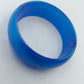 Retro Armreif in kräftigem Blau aus Kunststoff im Vintage Stil