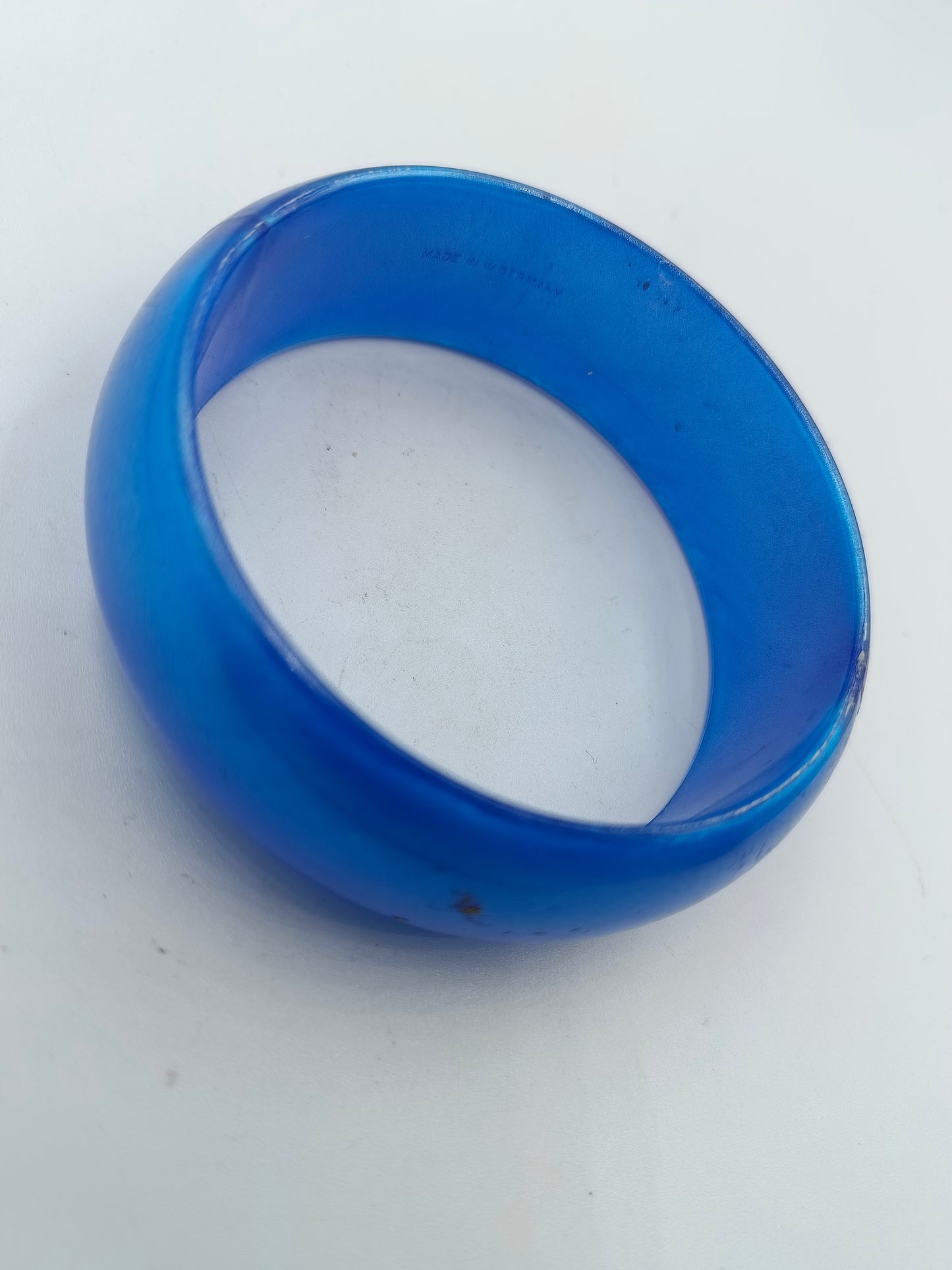 Retro Armreif in kräftigem Blau aus Kunststoff im Vintage Stil