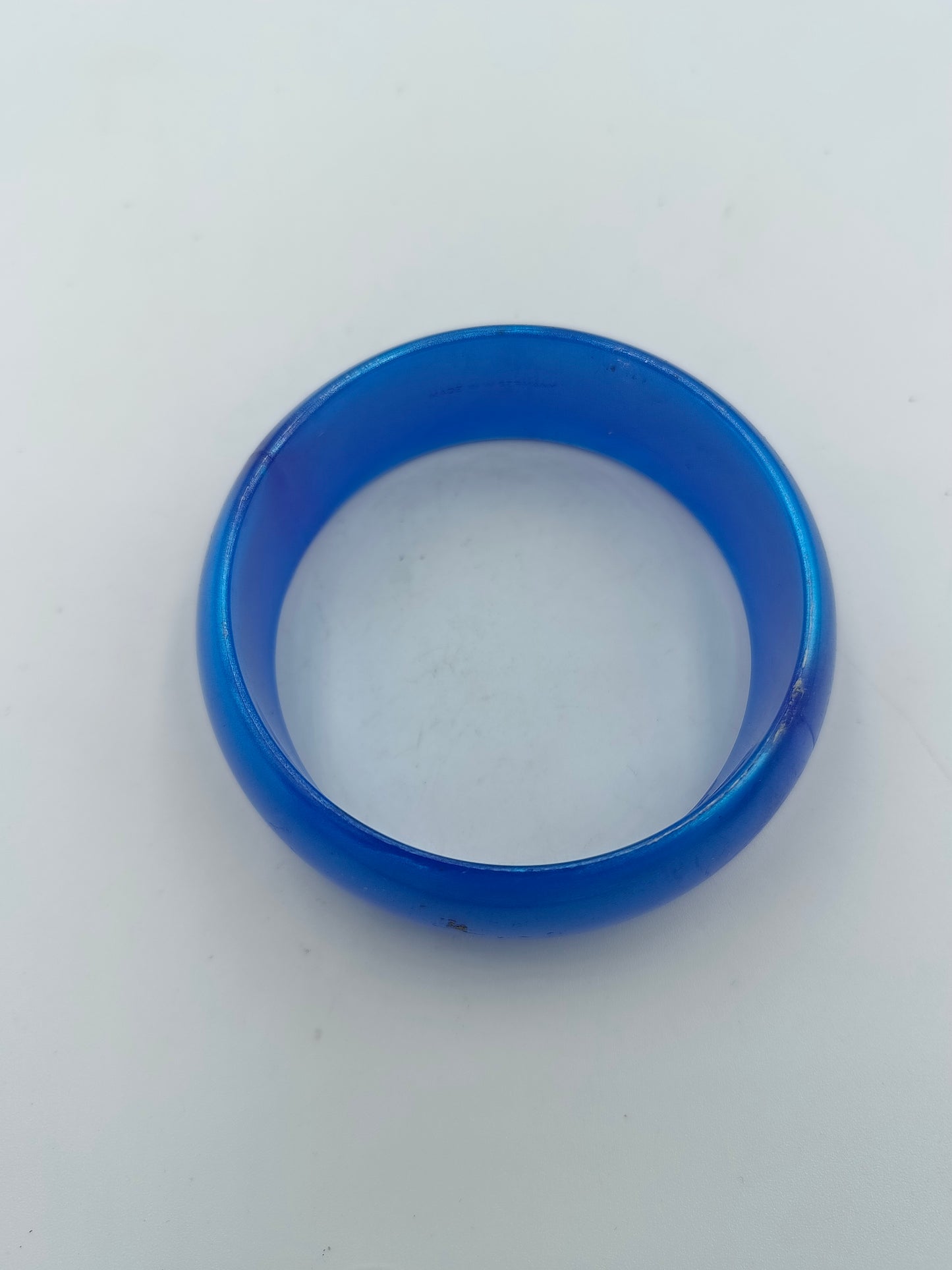 Retro Armreif in kräftigem Blau aus Kunststoff im Vintage Stil