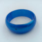Retro Armreif in kräftigem Blau aus Kunststoff im Vintage Stil