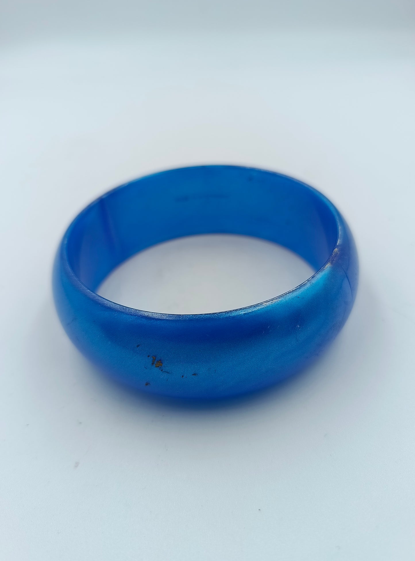 Retro Armreif in kräftigem Blau aus Kunststoff im Vintage Stil