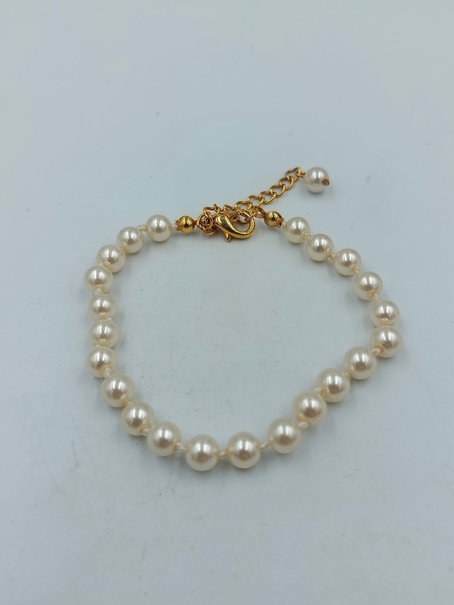 Elegantes Perlenarmband mit goldfarbenem Verschluss im klassischen Stil