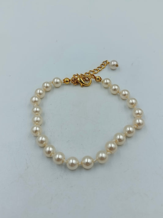 Elegantes Perlenarmband mit goldfarbenem Verschluss im klassischen Stil