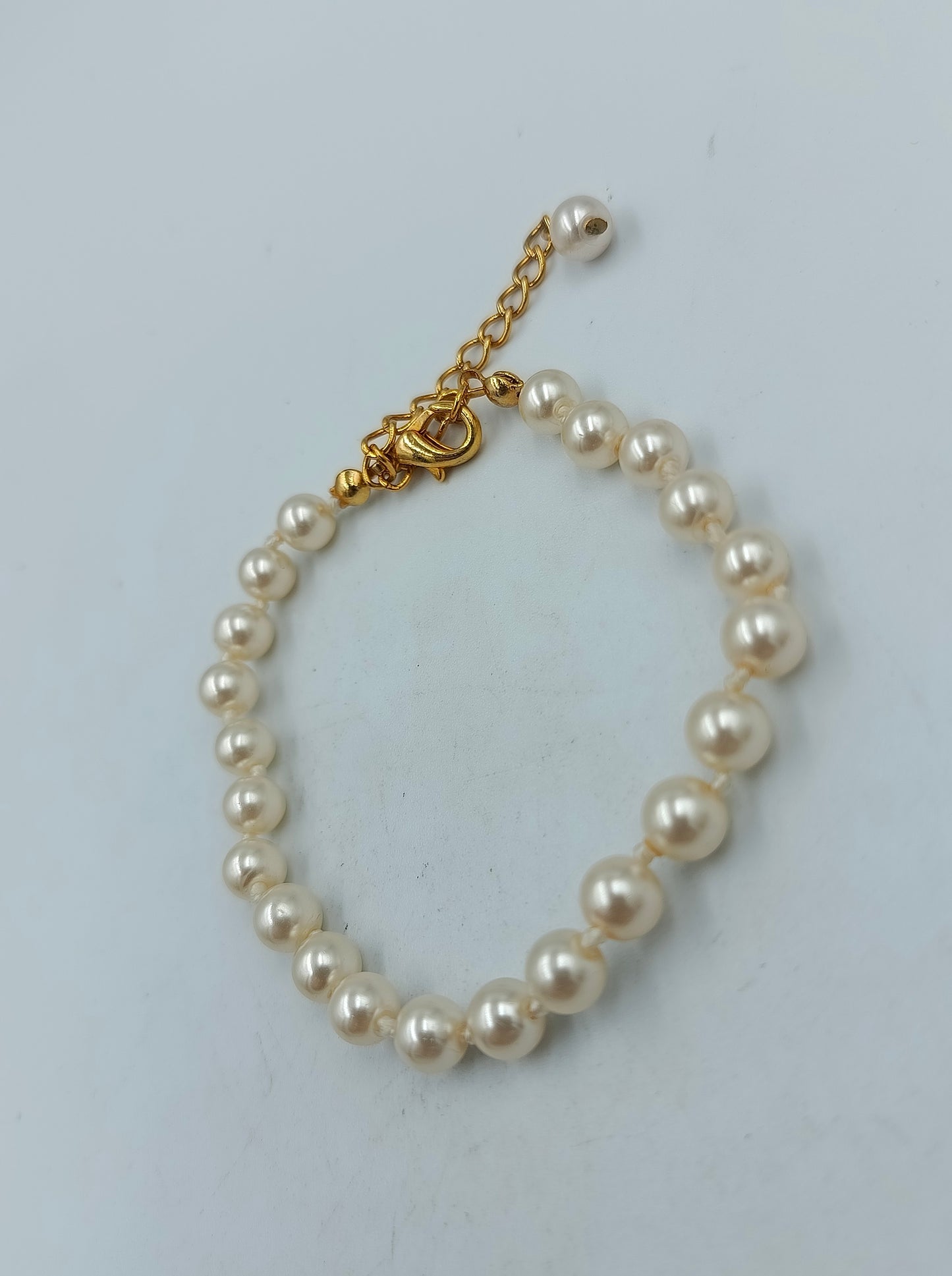 Elegantes Perlenarmband mit goldfarbenem Verschluss im klassischen Stil