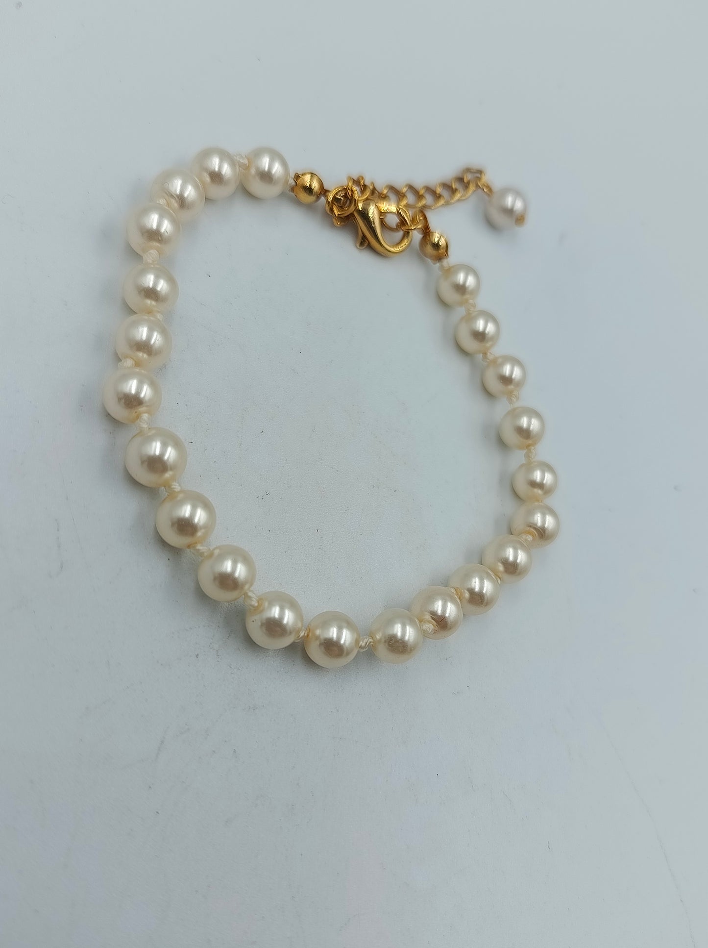 Elegantes Perlenarmband mit goldfarbenem Verschluss im klassischen Stil