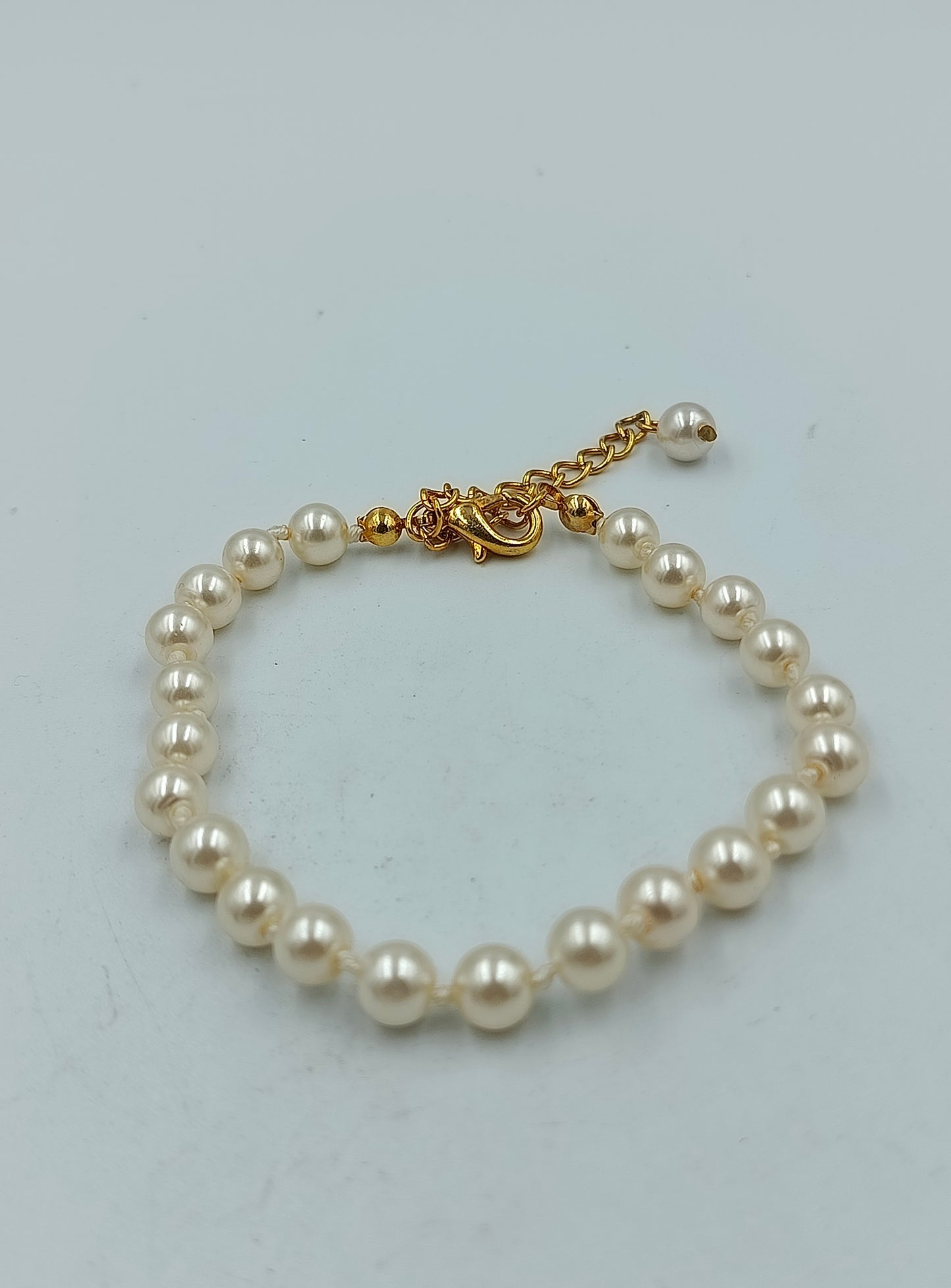 Elegantes Perlenarmband mit goldfarbenem Verschluss im klassischen Stil