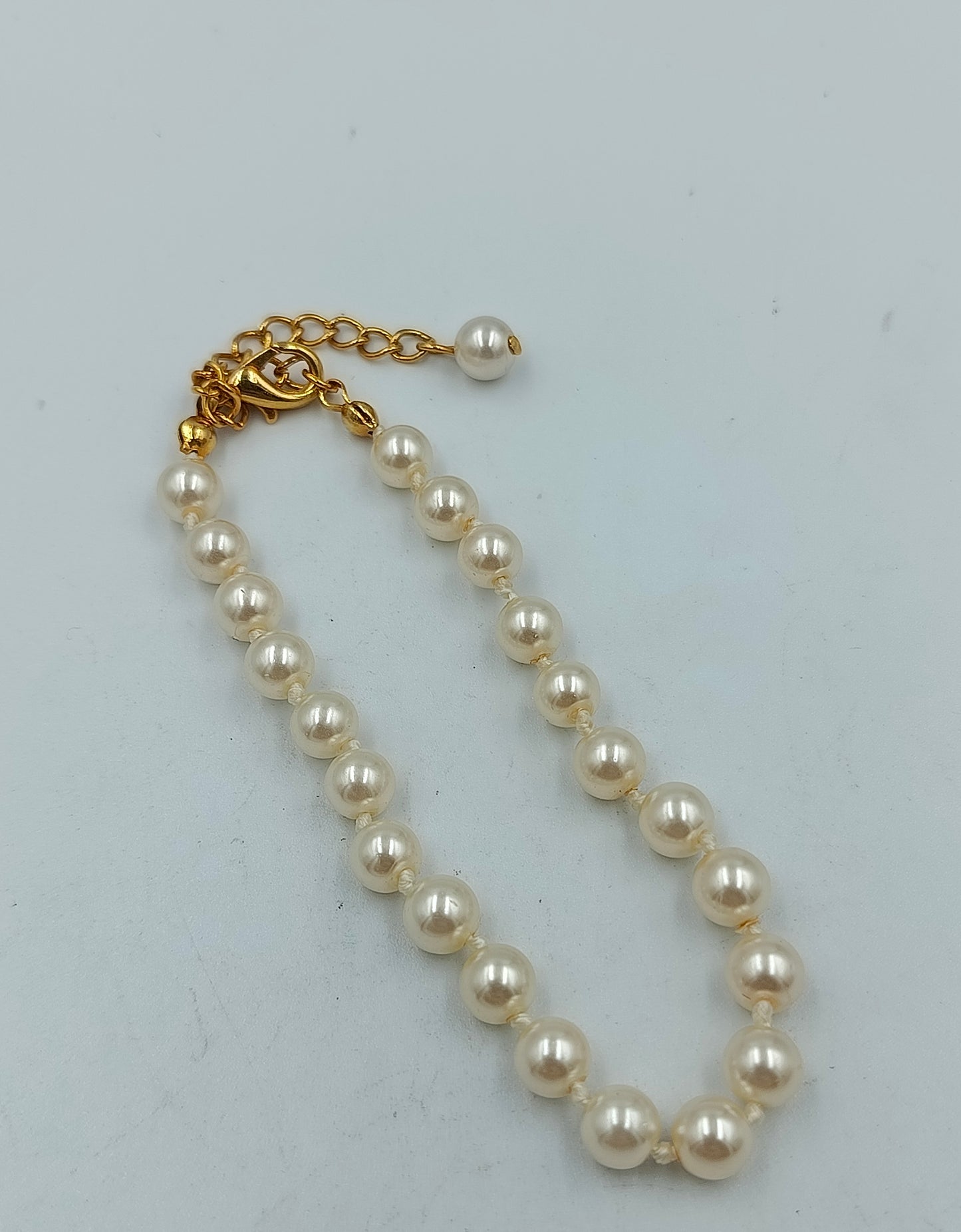 Elegantes Perlenarmband mit goldfarbenem Verschluss im klassischen Stil