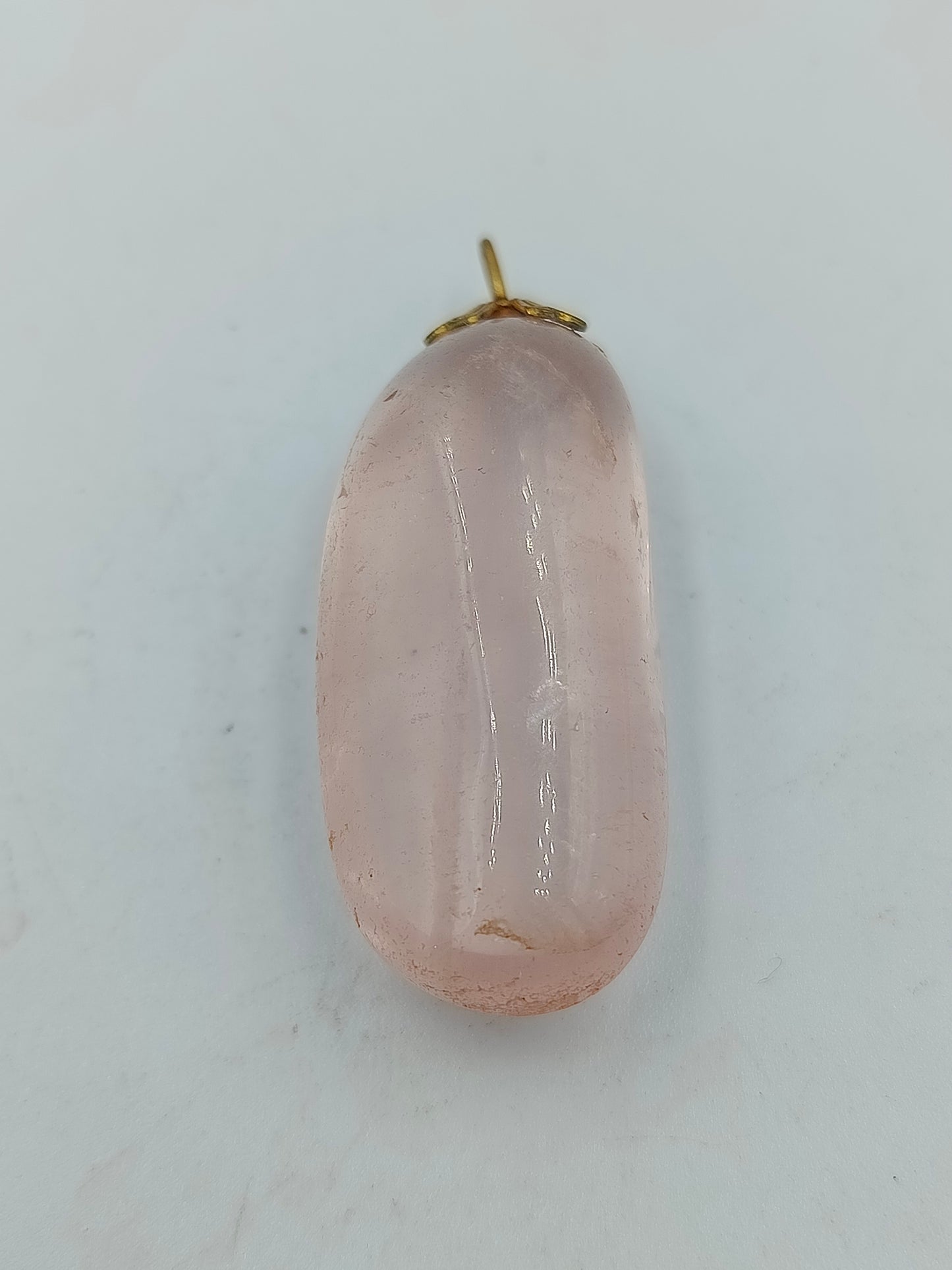 Anhänger aus Rosenquarz in sanftem Rosaton mit Goldöse