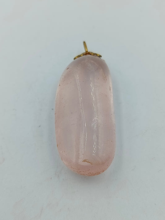 Anhänger aus Rosenquarz in sanftem Rosaton mit Goldöse