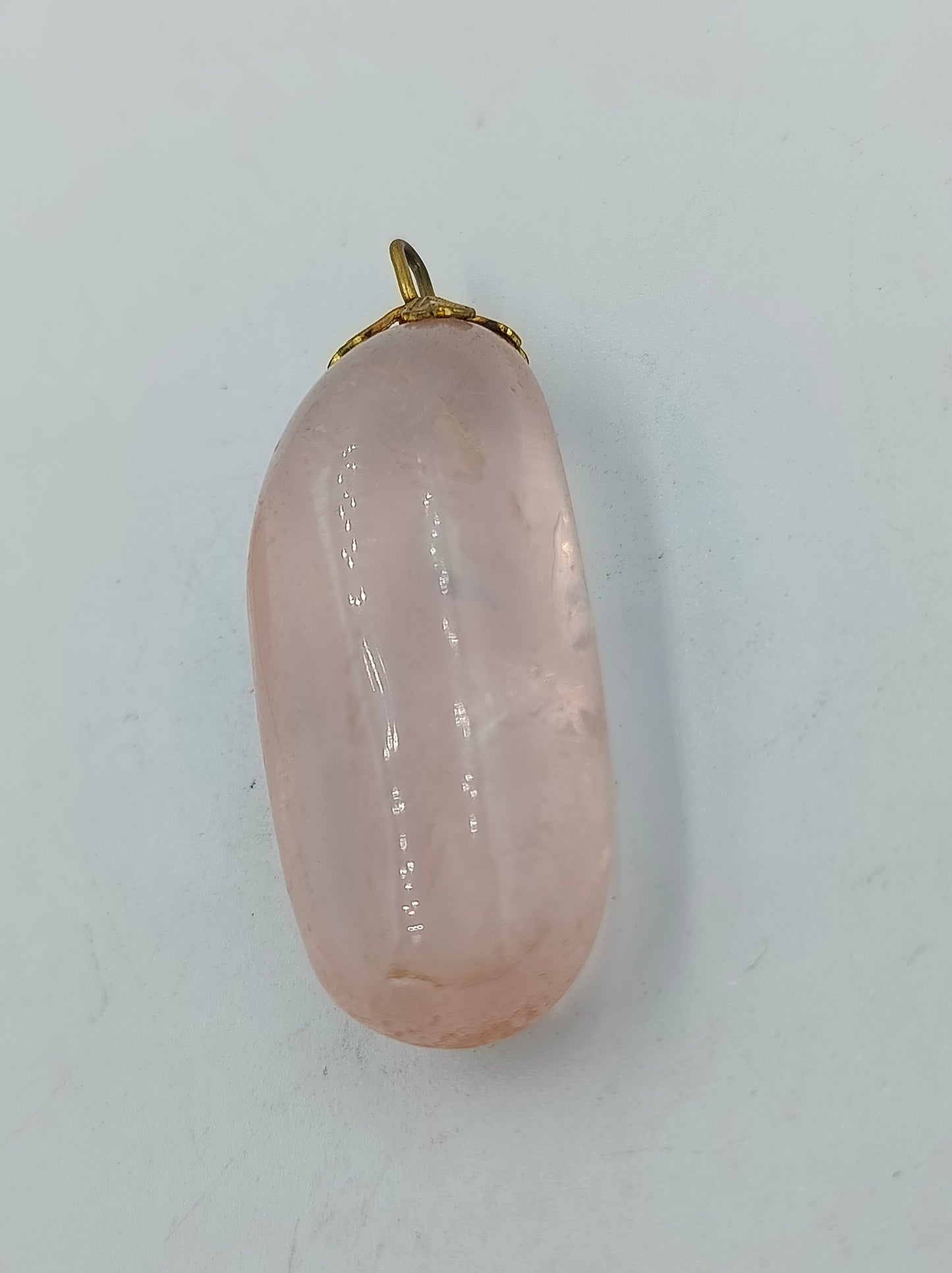 Anhänger aus Rosenquarz in sanftem Rosaton mit Goldöse