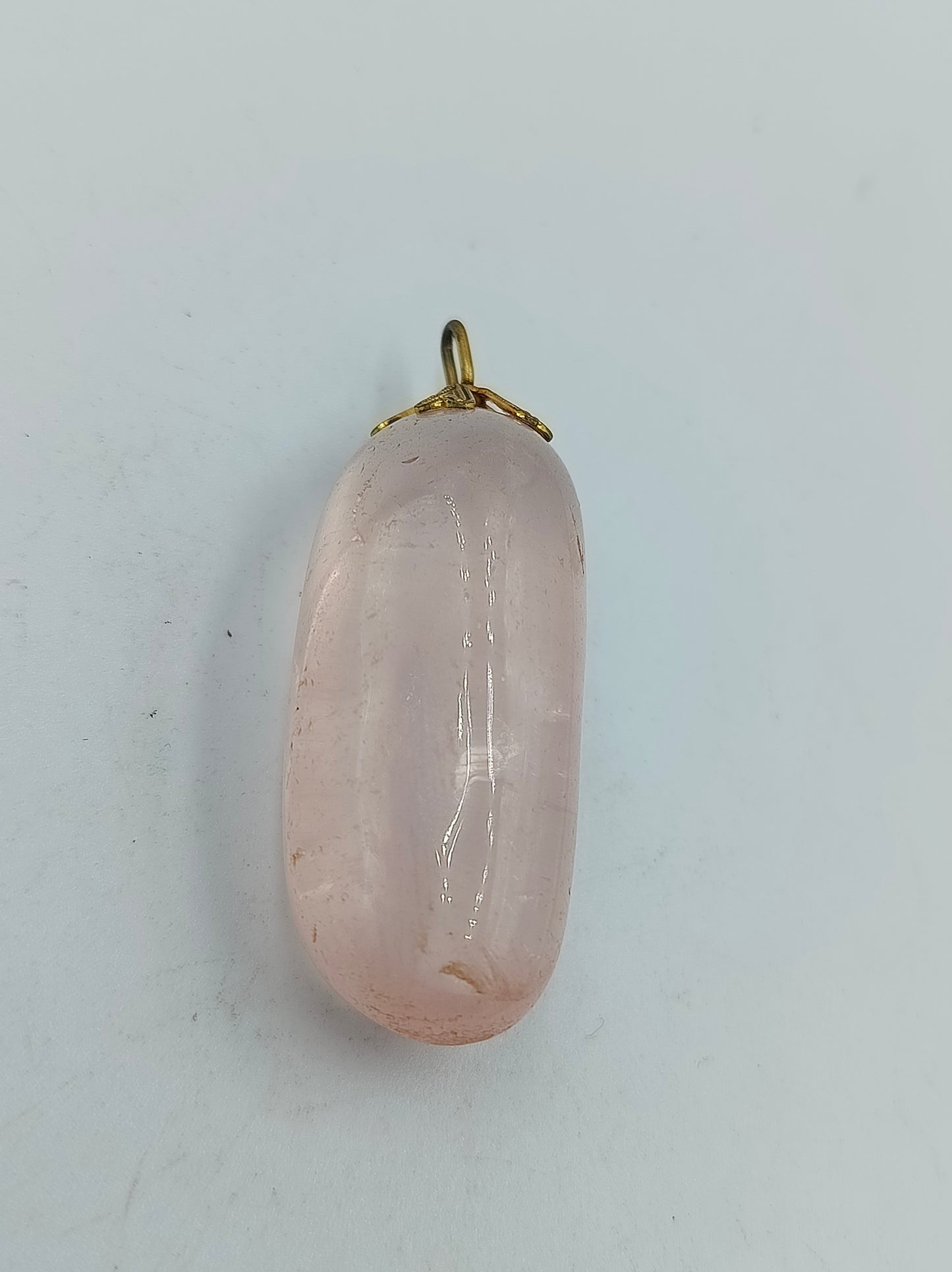 Anhänger aus Rosenquarz in sanftem Rosaton mit Goldöse
