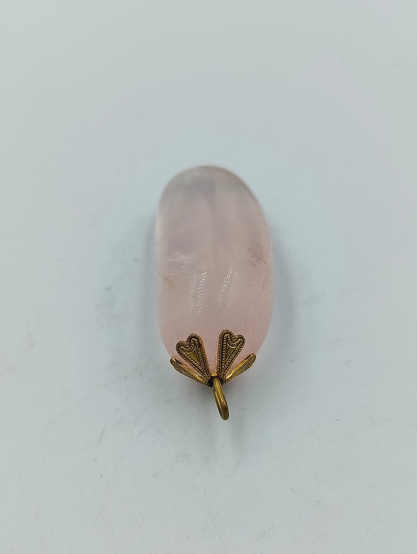 Anhänger aus Rosenquarz in sanftem Rosaton mit Goldöse