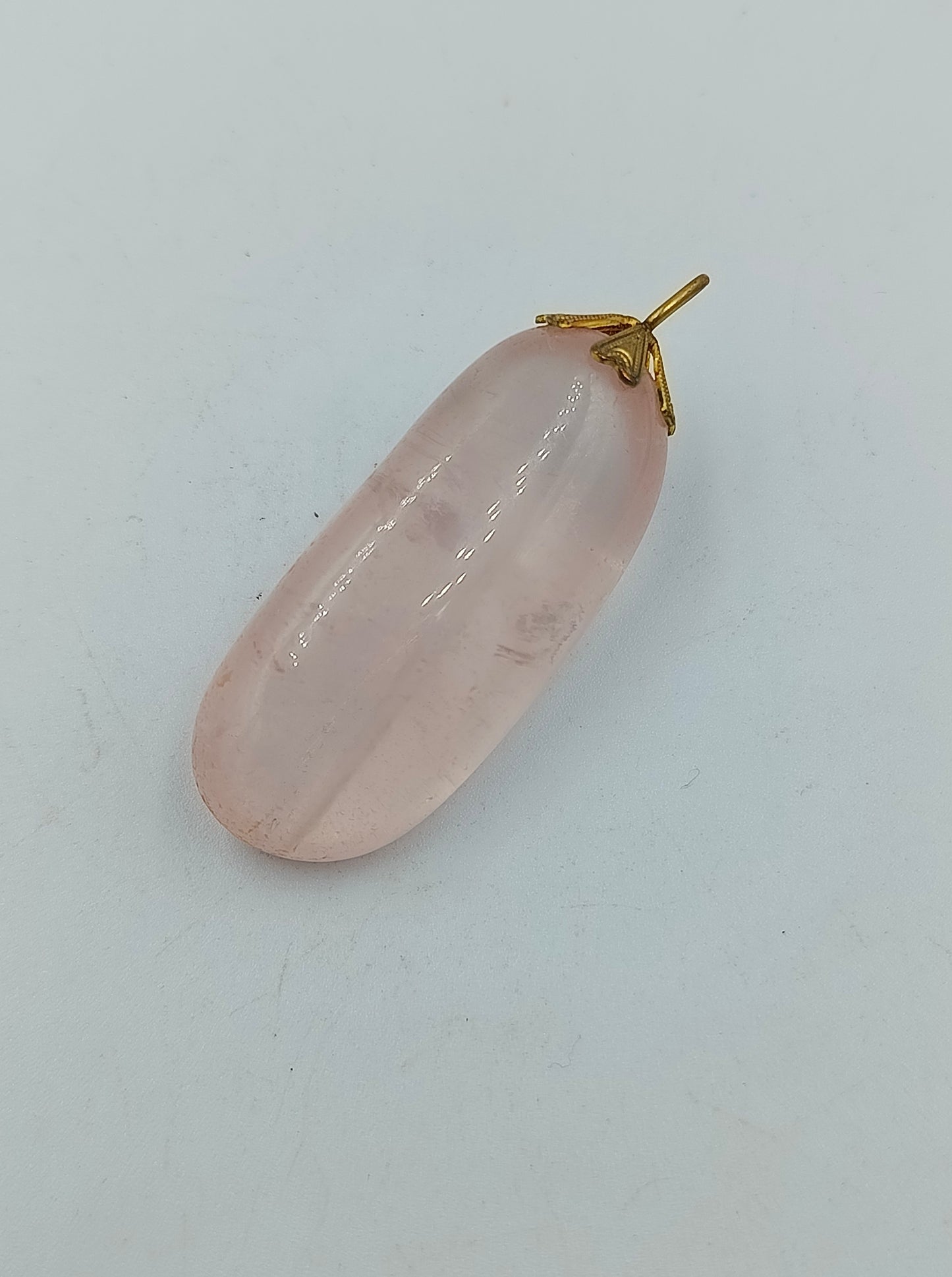 Anhänger aus Rosenquarz in sanftem Rosaton mit Goldöse