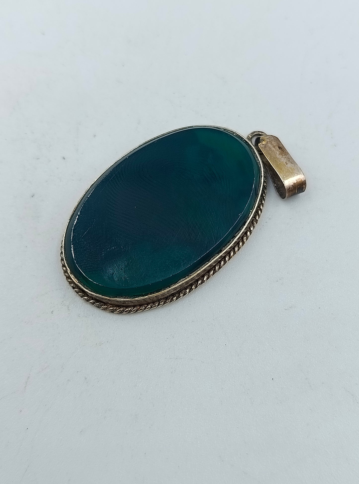 Edler Anhänger mit grünem Edelstein in 925er Silberfassung