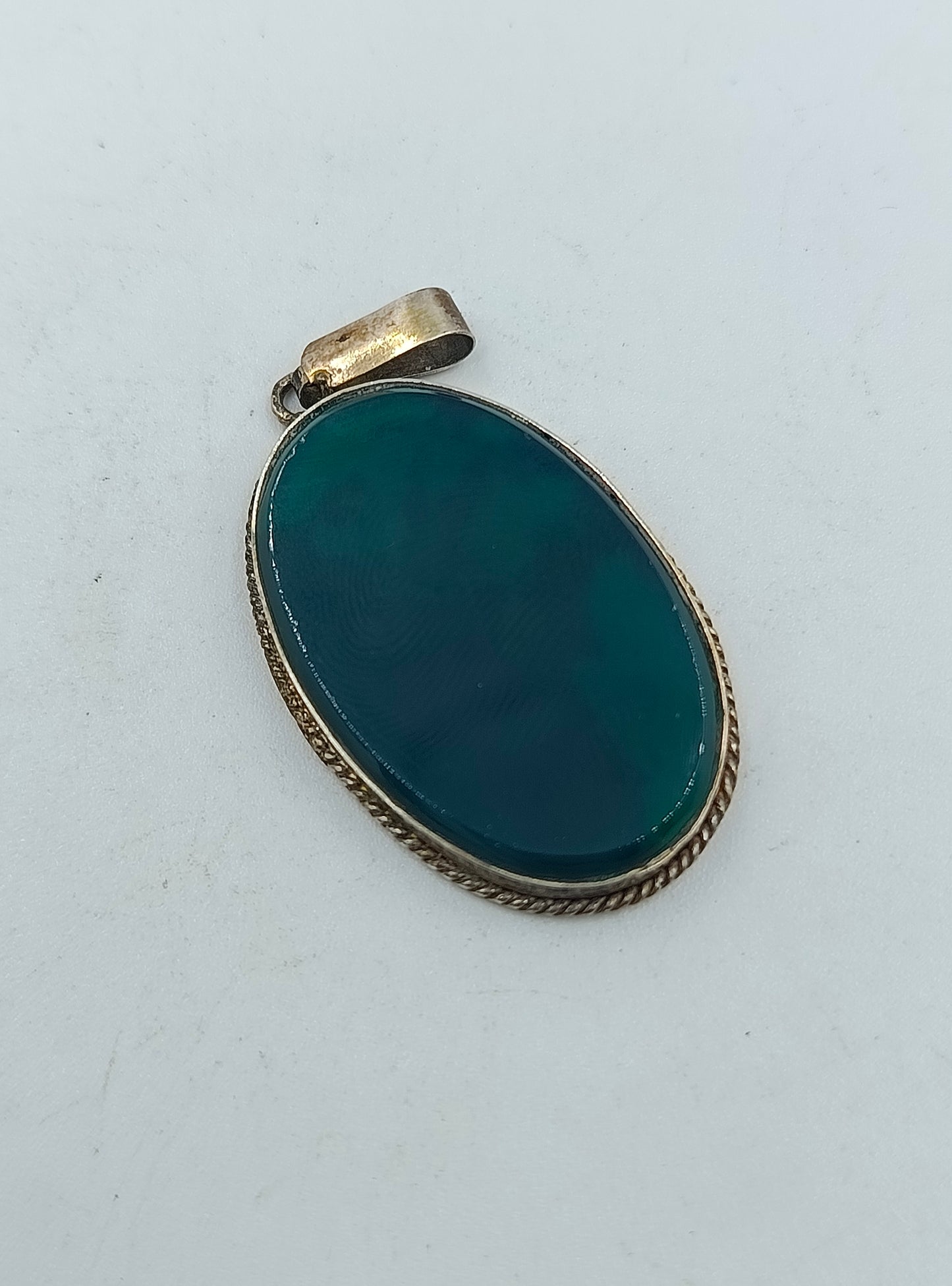 Edler Anhänger mit grünem Edelstein in 925er Silberfassung