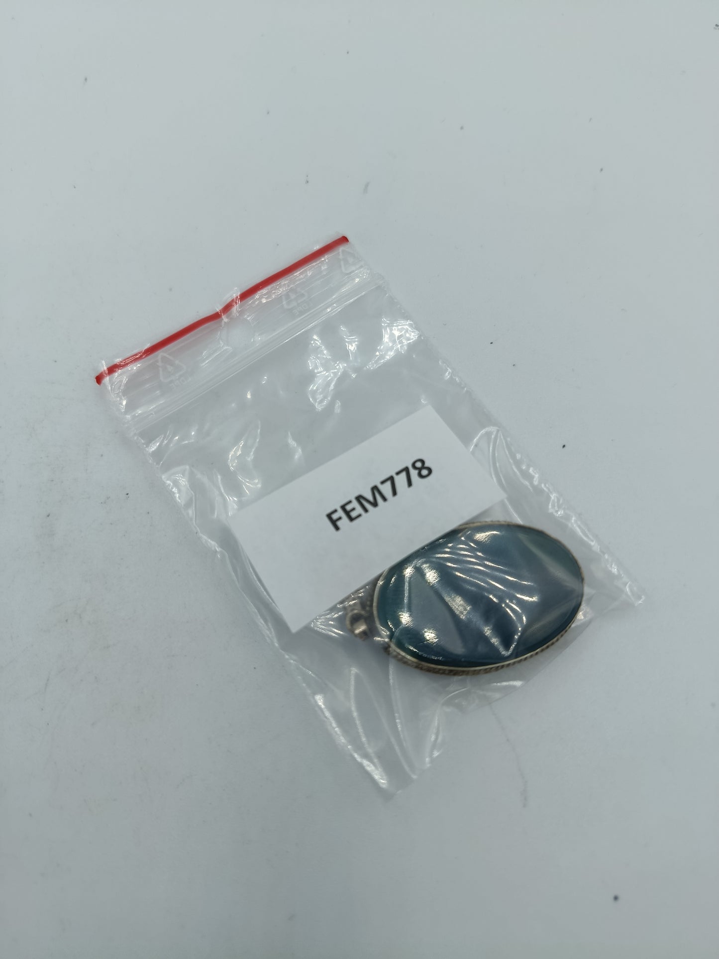 Edler Anhänger mit grünem Edelstein in 925er Silberfassung