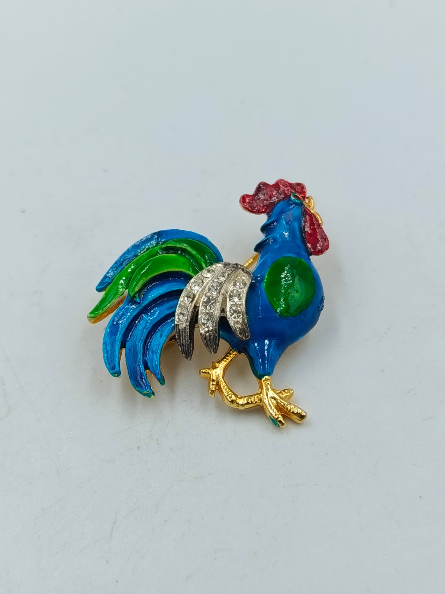 Farbenfrohe Hahn Brosche goldfarben mit Emaille und Strasssteinen