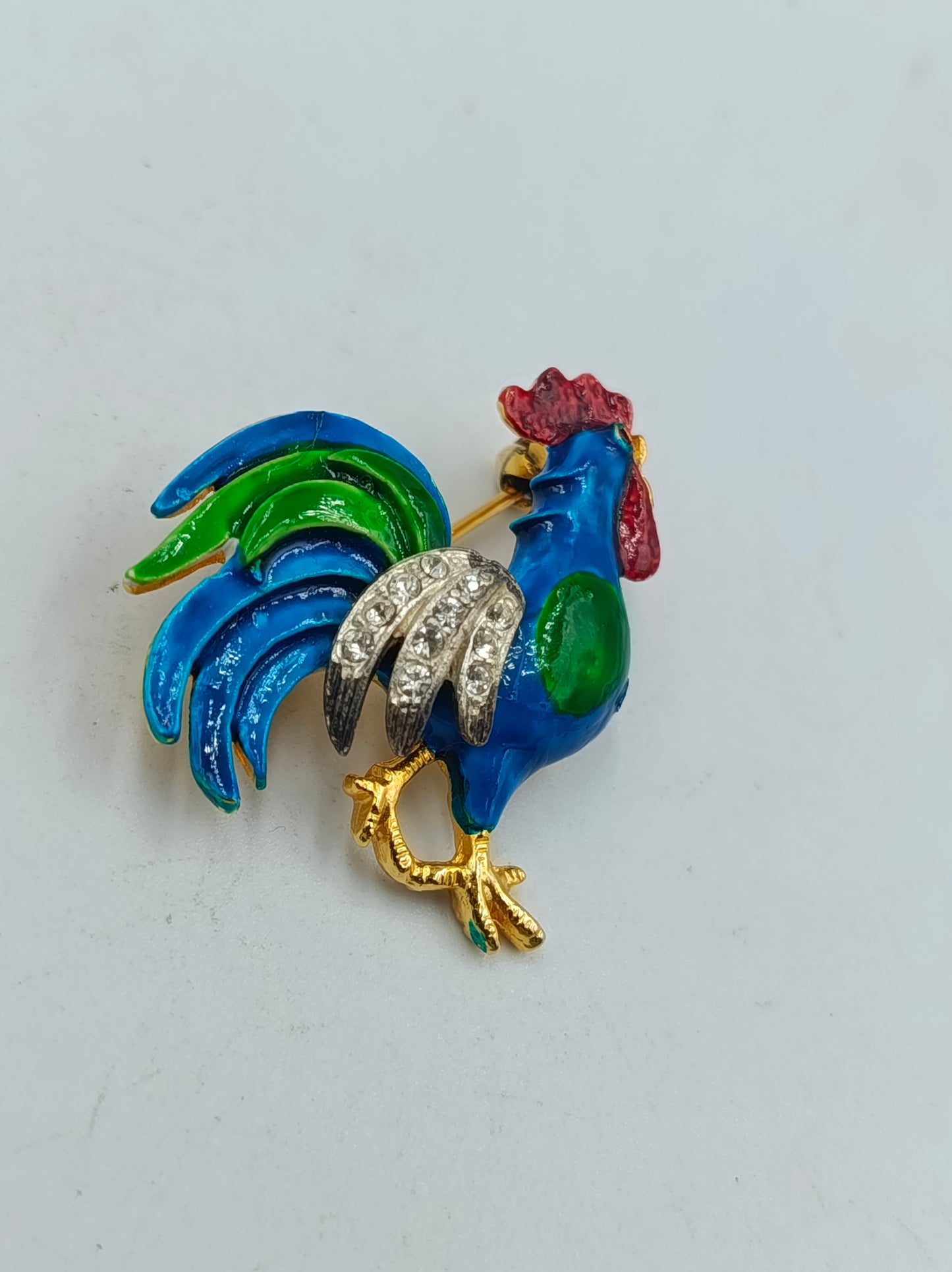 Farbenfrohe Hahn Brosche goldfarben mit Emaille und Strasssteinen
