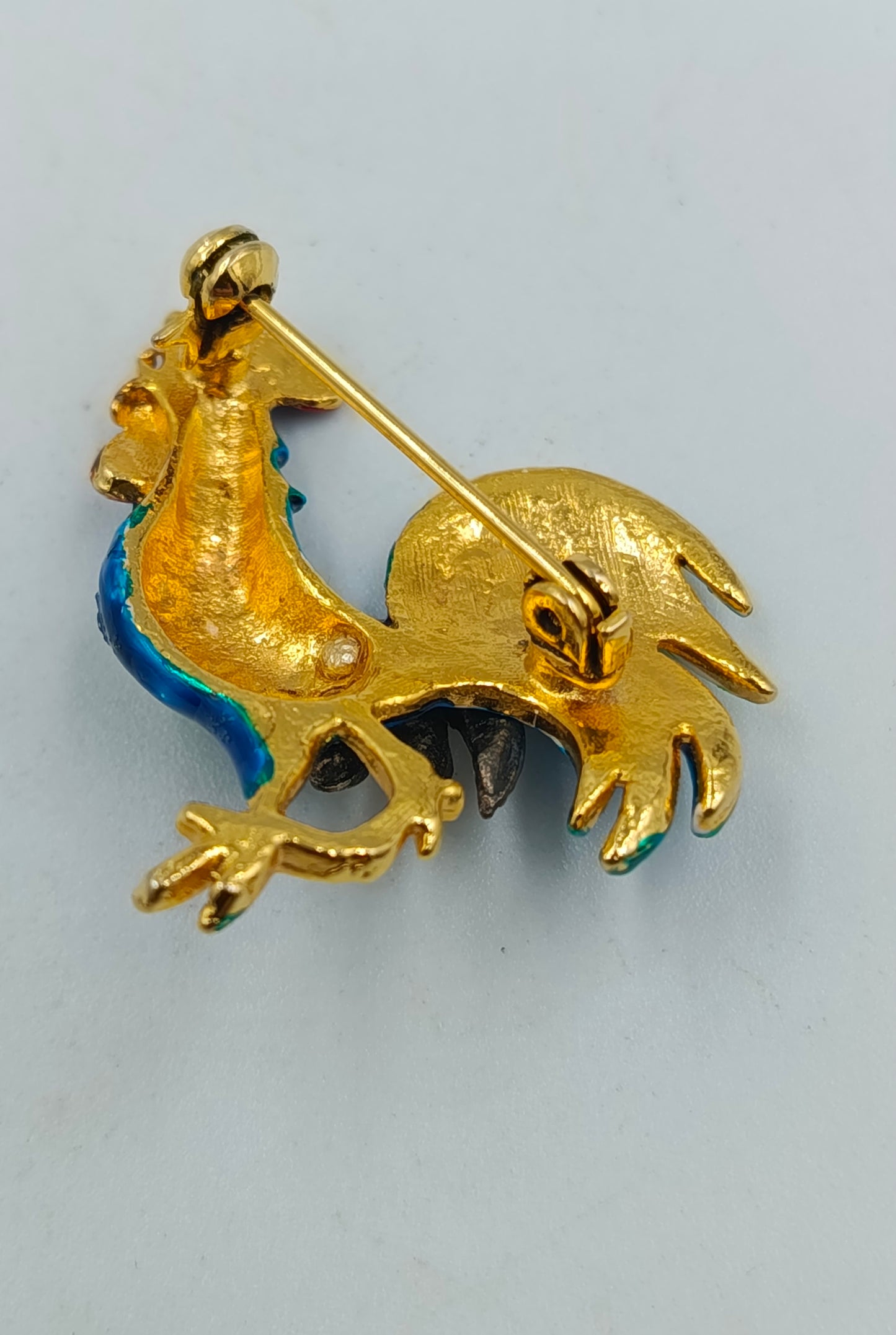 Farbenfrohe Hahn Brosche goldfarben mit Emaille und Strasssteinen