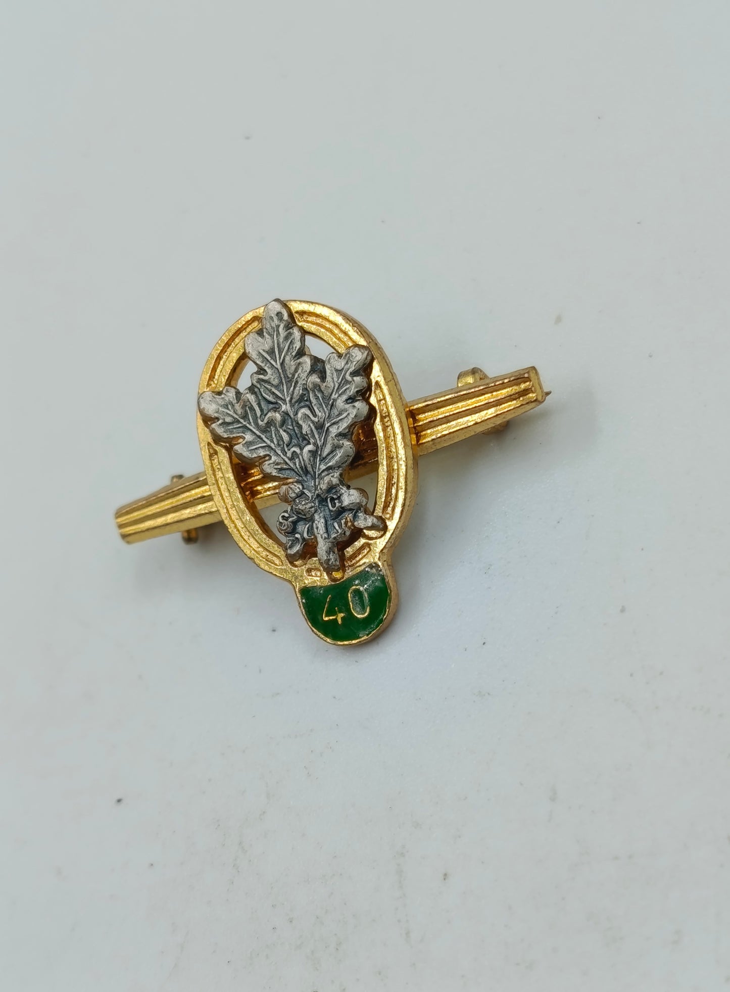 Ehrennadel 40 Jahre goldfarben mit Eichenlaub Motiv Vintage