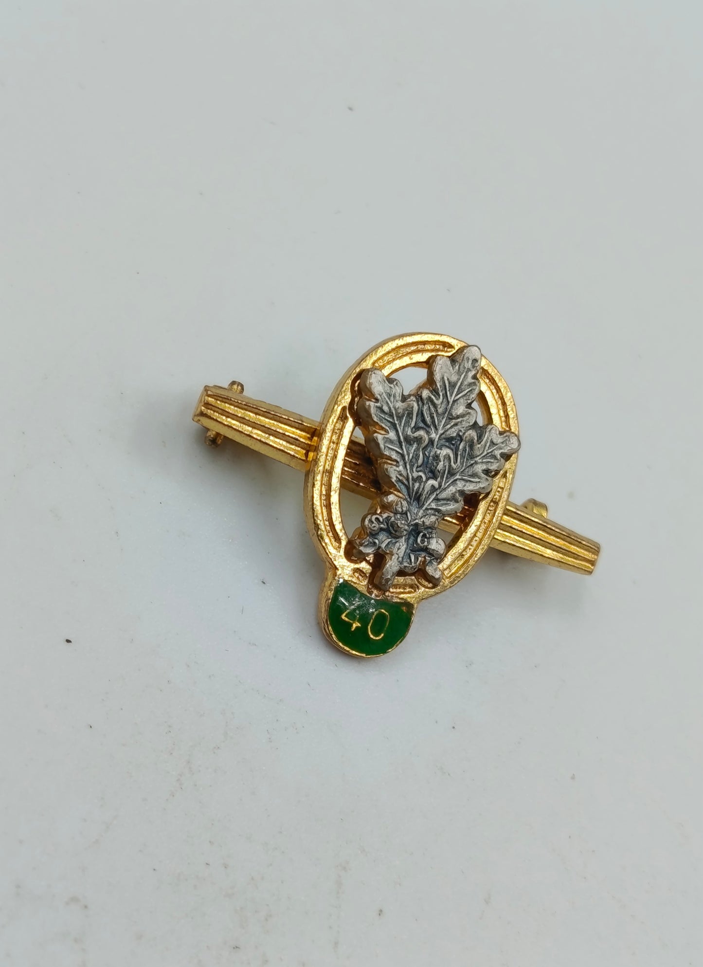 Ehrennadel 40 Jahre goldfarben mit Eichenlaub Motiv Vintage