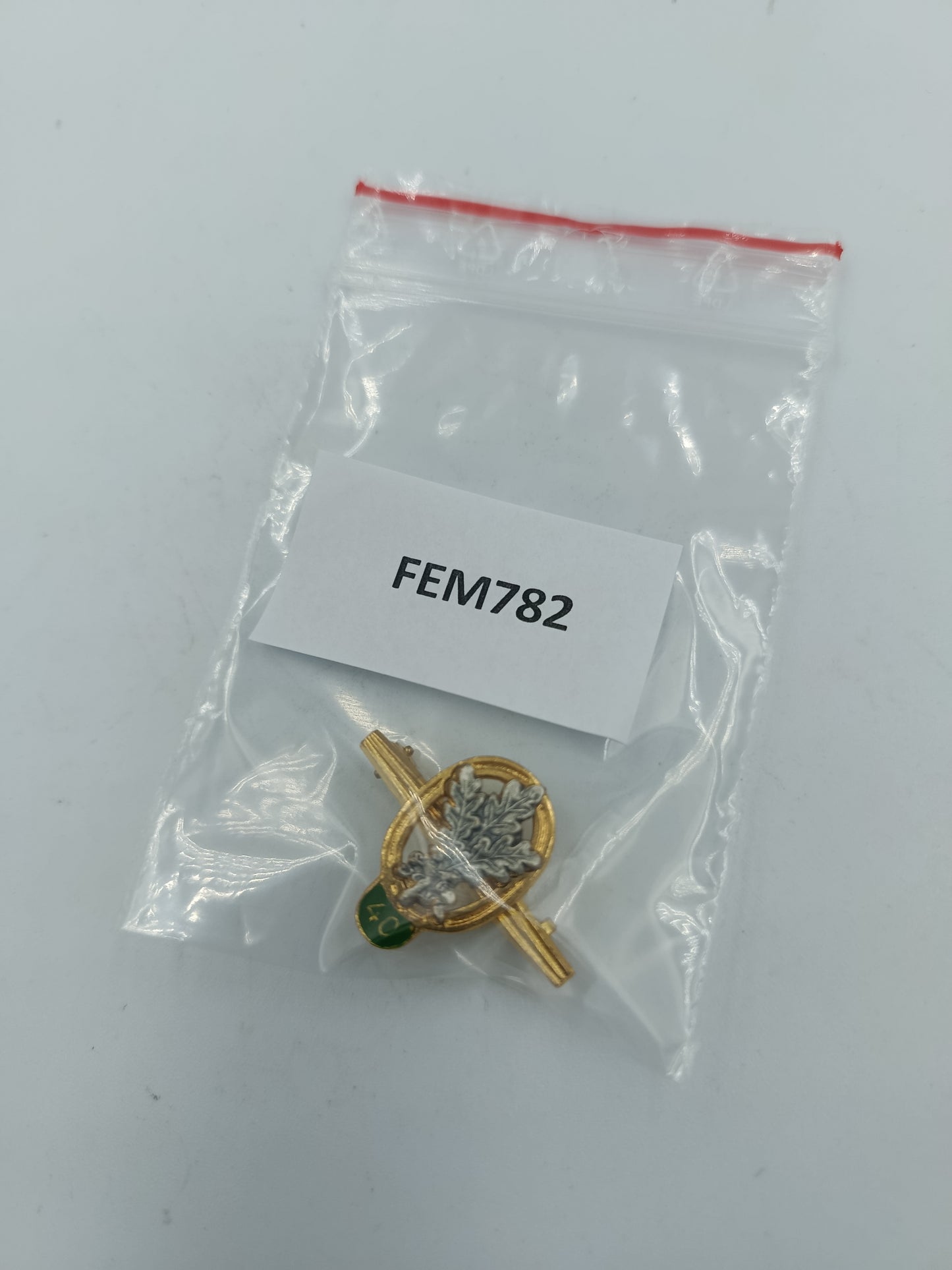 Ehrennadel 40 Jahre goldfarben mit Eichenlaub Motiv Vintage