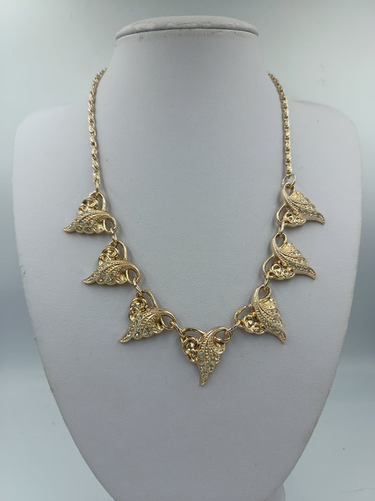 Goldfarbene Halskette mit funkelnden Blätterelementen
