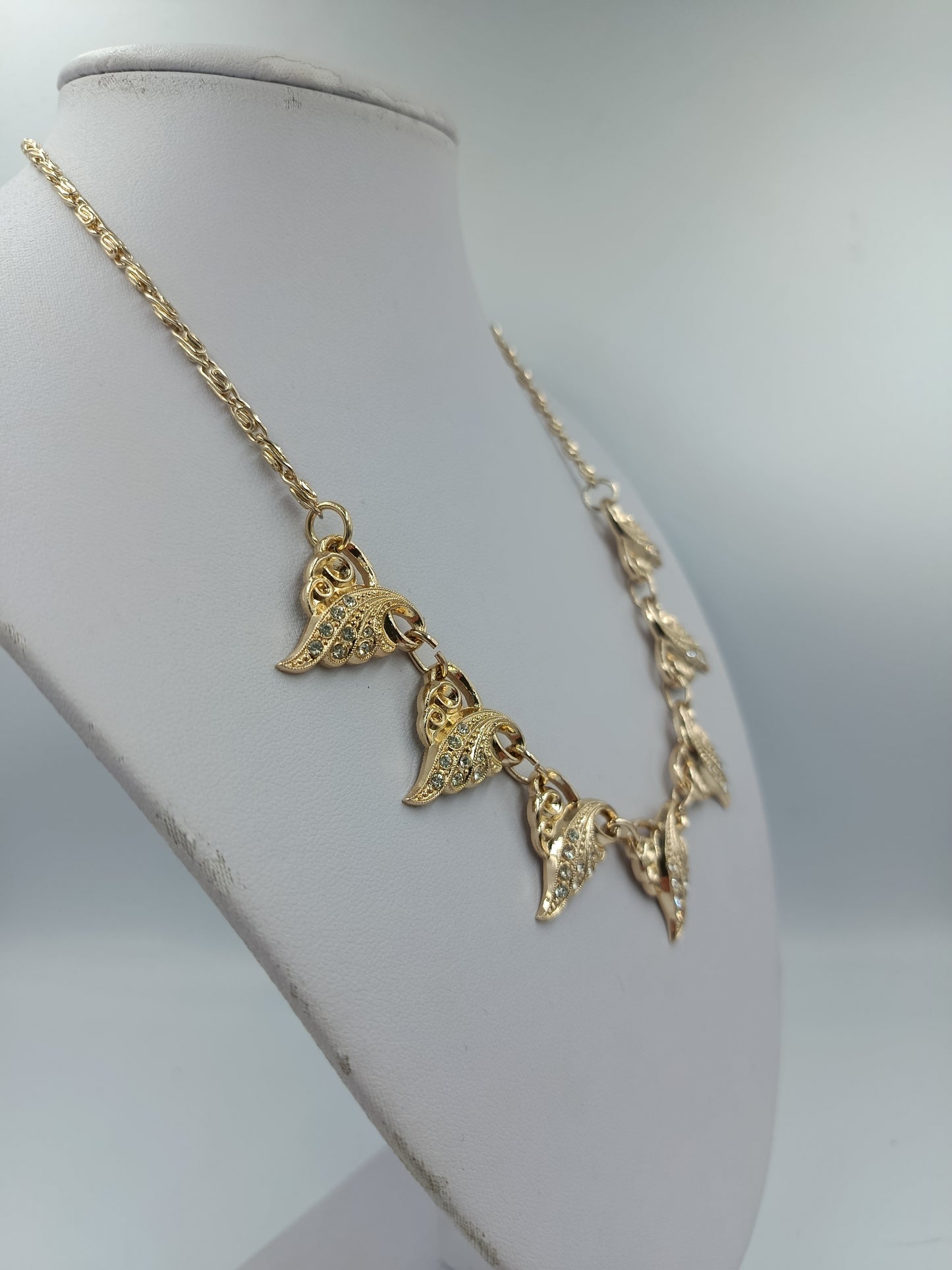 Goldfarbene Halskette mit funkelnden Blätterelementen