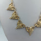 Goldfarbene Halskette mit funkelnden Blätterelementen