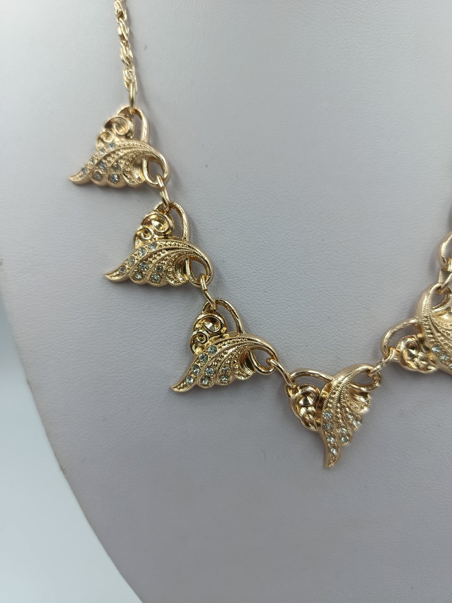 Goldfarbene Halskette mit funkelnden Blätterelementen