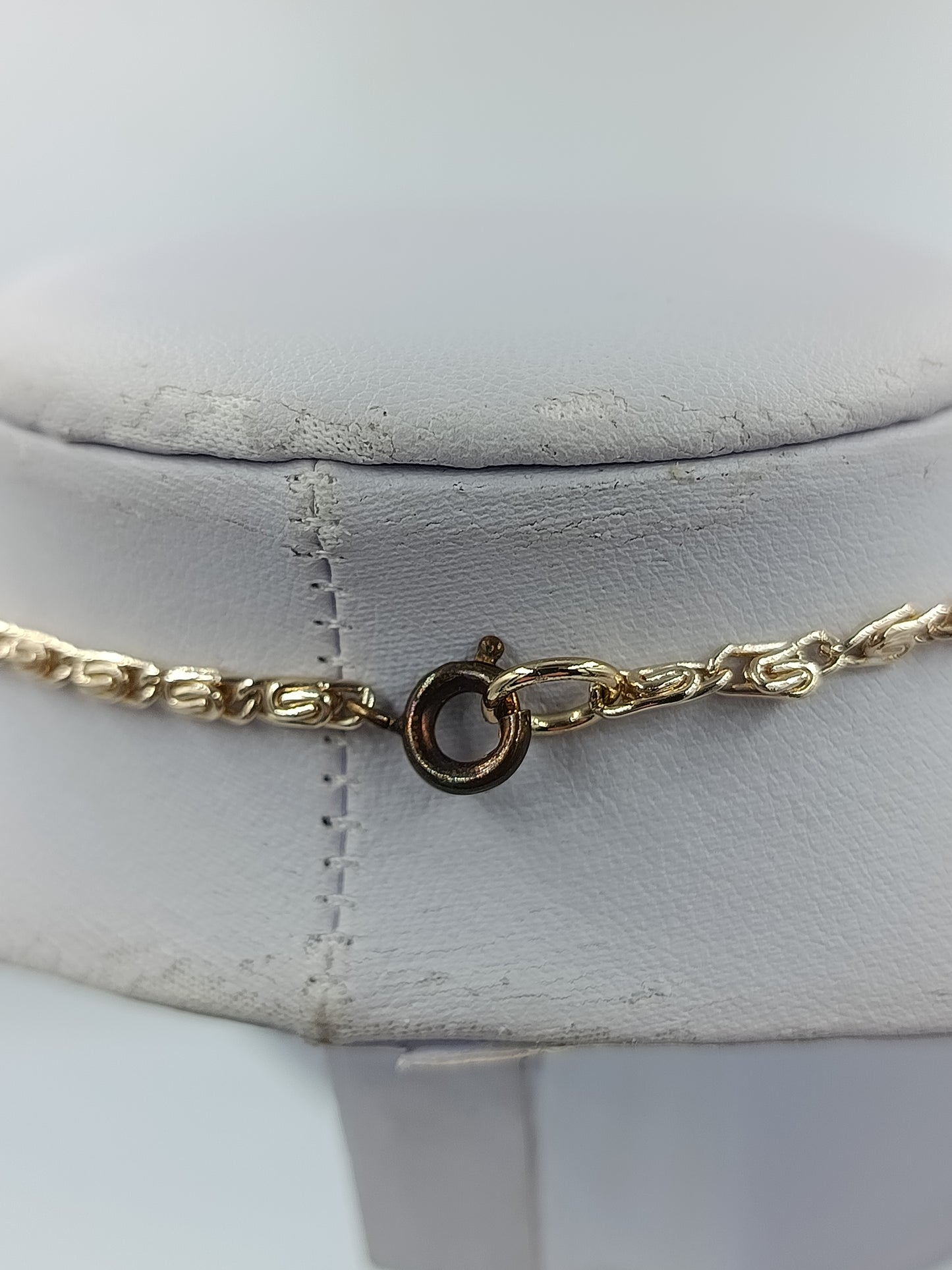 Goldfarbene Halskette mit funkelnden Blätterelementen