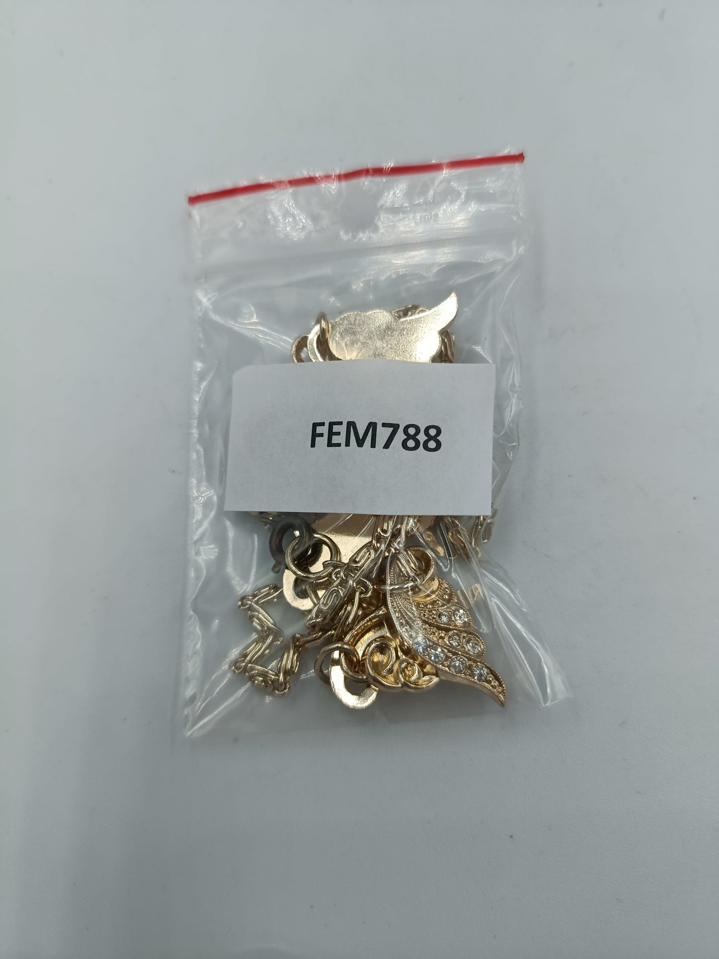 Goldfarbene Halskette mit funkelnden Blätterelementen