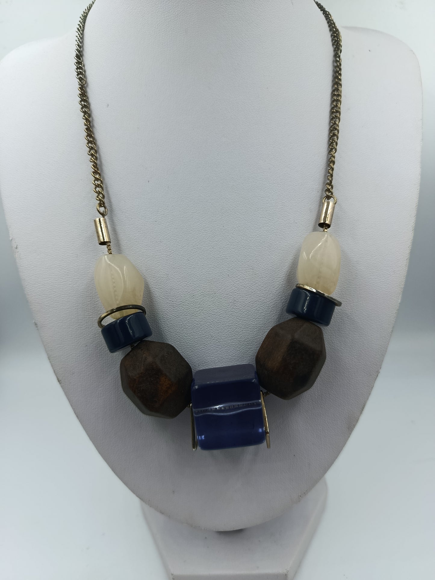 Modische Halskette mit großen Holz und Kunststoffelementen