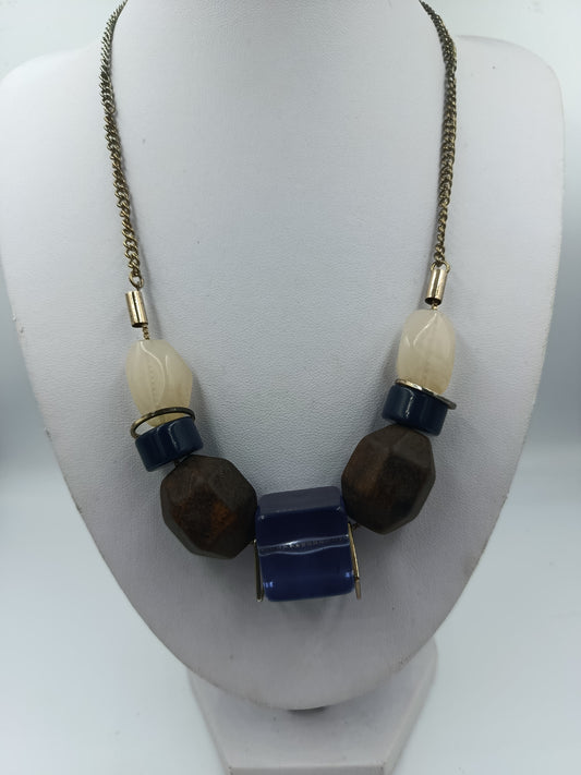 Modische Halskette mit großen Holz und Kunststoffelementen