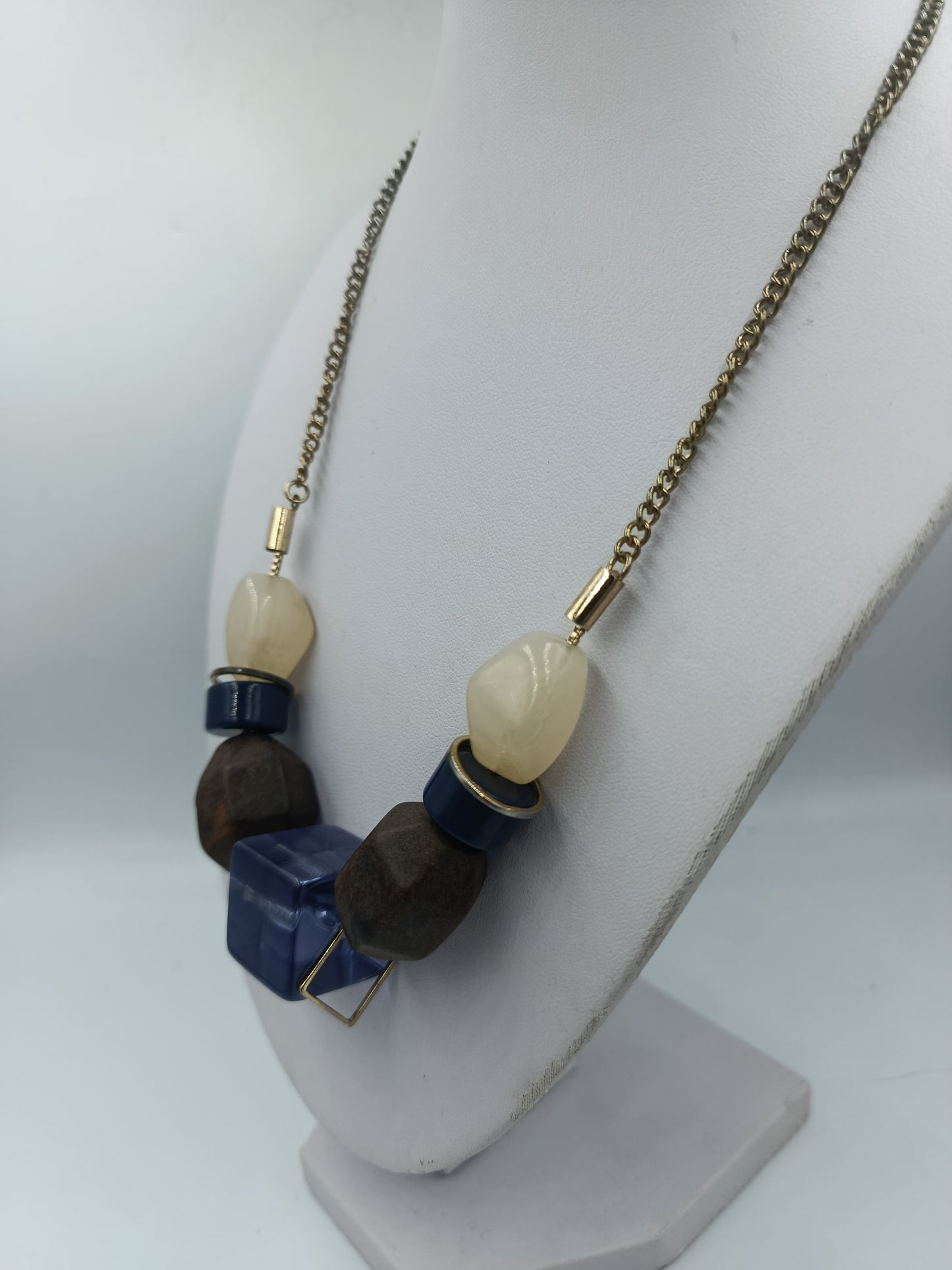 Modische Halskette mit großen Holz und Kunststoffelementen