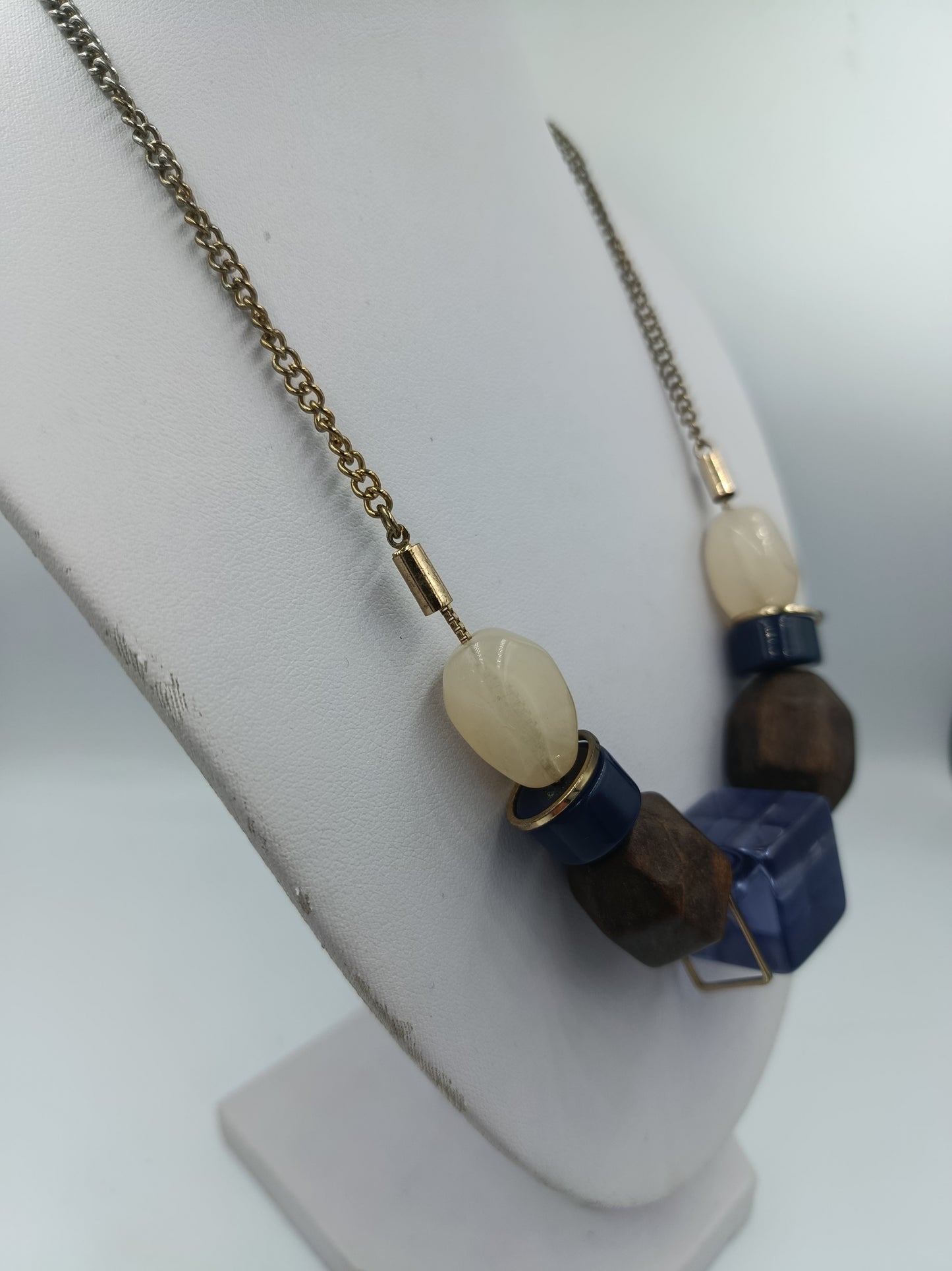 Modische Halskette mit großen Holz und Kunststoffelementen